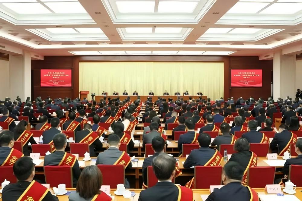 董事長熊俊杰榮獲“全國工業(yè)和信息化系統(tǒng)勞動(dòng)模范”稱號(hào)！